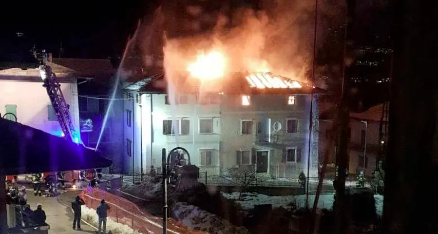 Incendio a Sporminore, brucia il tetto di una casa