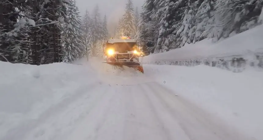 Il magnifico video sull'uomo che guida gli spartineve in Val di Fassa