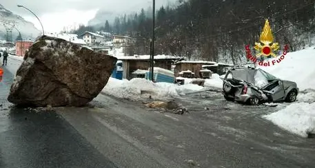 Masso schiaccia auto e sfiora case nell'Agordino