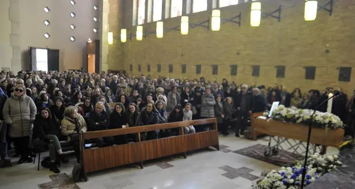 Centinaia al funerale del medico morto che cercava fondi per la cura