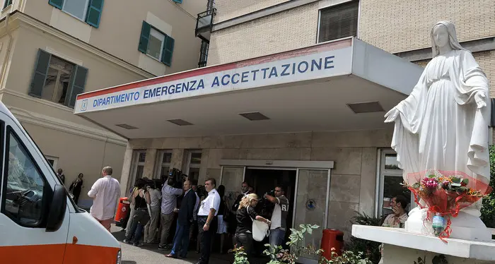 Botte, graffi e morsi in faccia da compagno della madre Gravissima bimba di 22 mesi