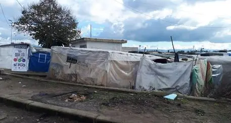 In fiamme la baraccopoli di S.Ferdinando, migrante morto