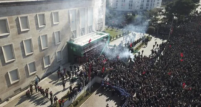 L'opposizione assalta la sede del governo a Tirana