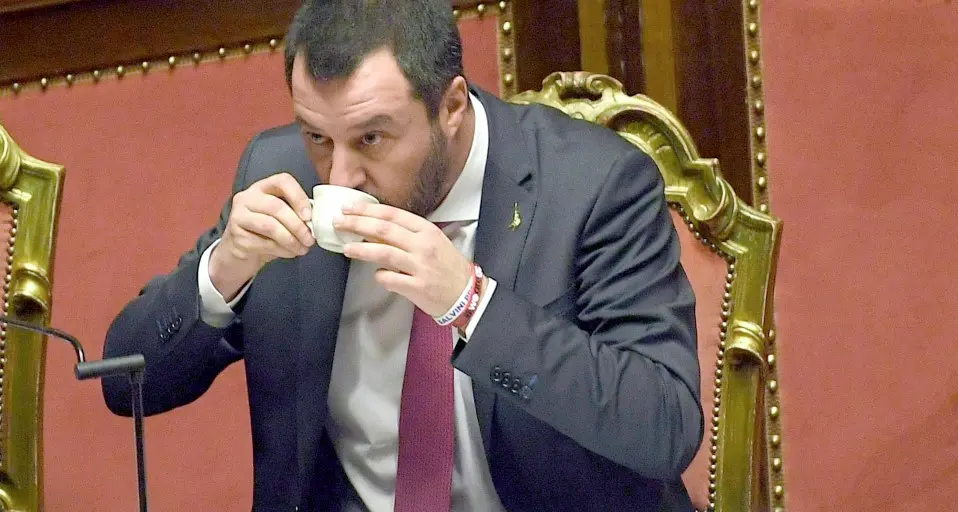 Morto durante un fermo di polizia Salvini: dovevano offrirgli un caffè?
