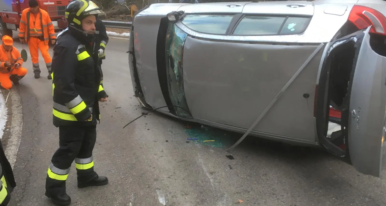 Perde il controllo dell'auto e si ribalta: donna ferita sulla statale della Fricca