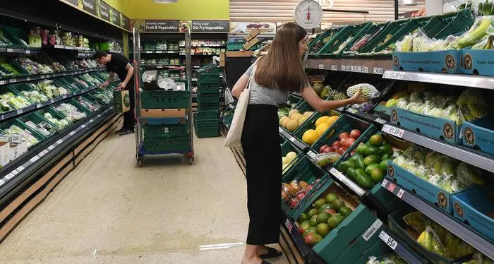 Spreco alimentare, nel bidone 370 grammi di cibo a famiglia