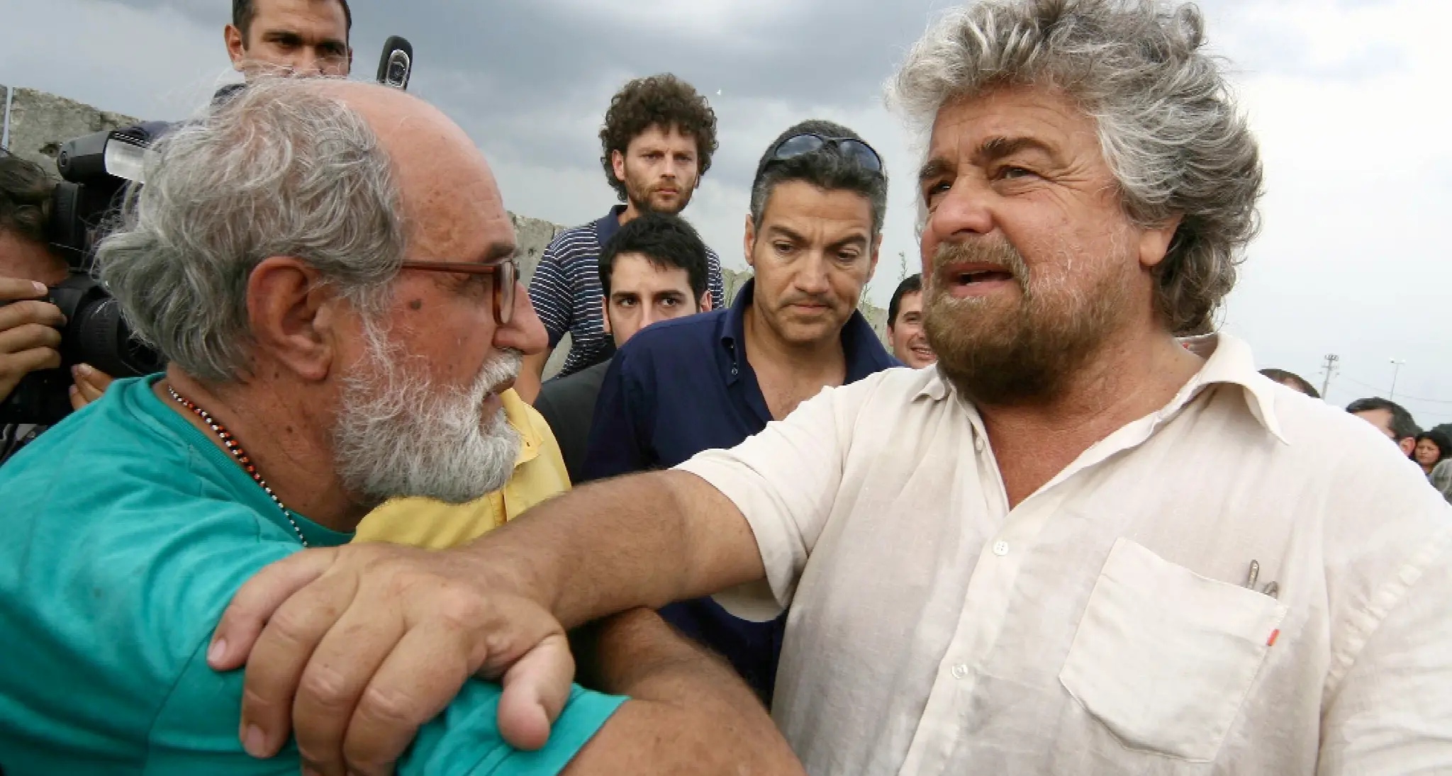 Migranti, padre Alex Zanotelli a Beppe Grillo: «Non tradire i valori in cui credevi»