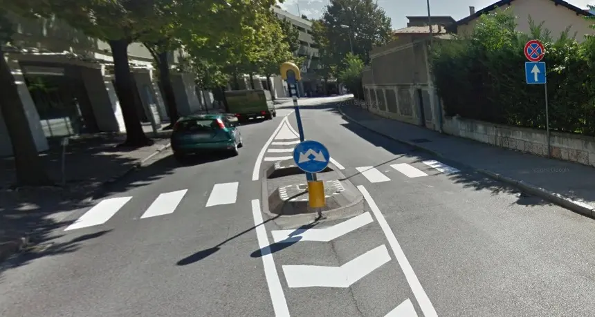 Via Petrarca, centrata da un'auto: donna investita sulle strisce