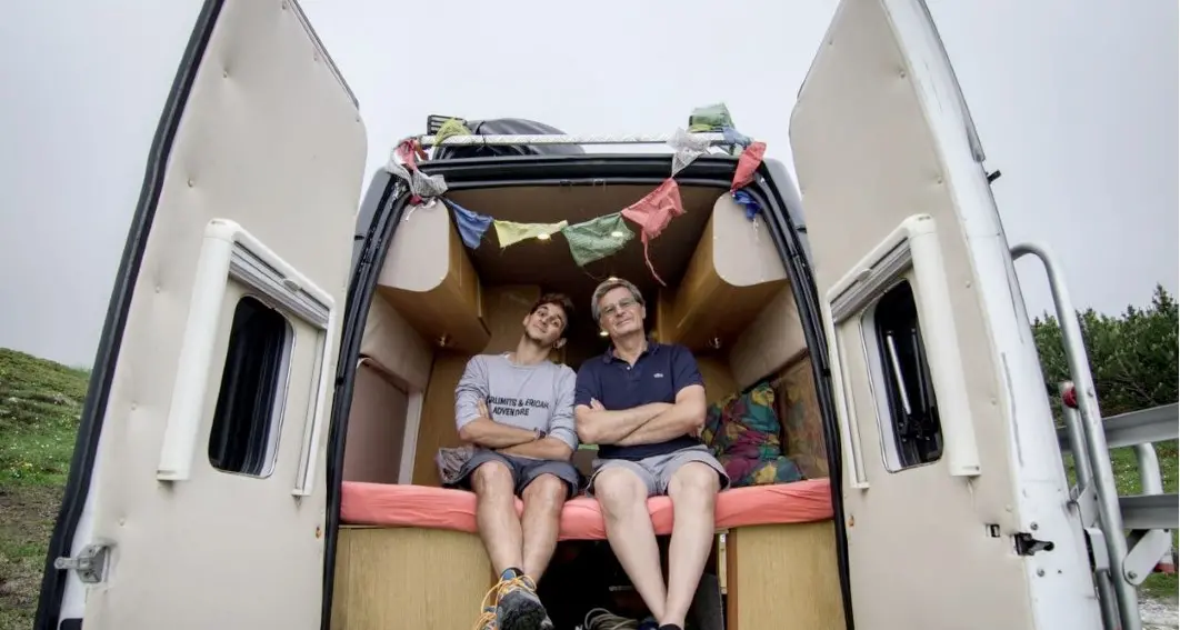 Viaggio di laurea tra i rifugiati sul van sistemato con il papà