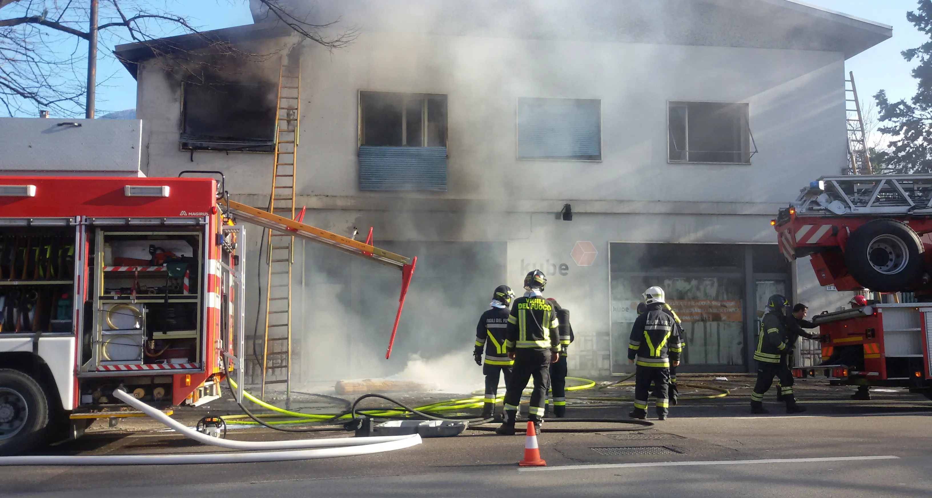 Incendiate le coperte dei senza tetto all'ex mobilificio