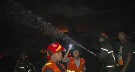 Maxi-incendio in Bangladesh, 45 morti