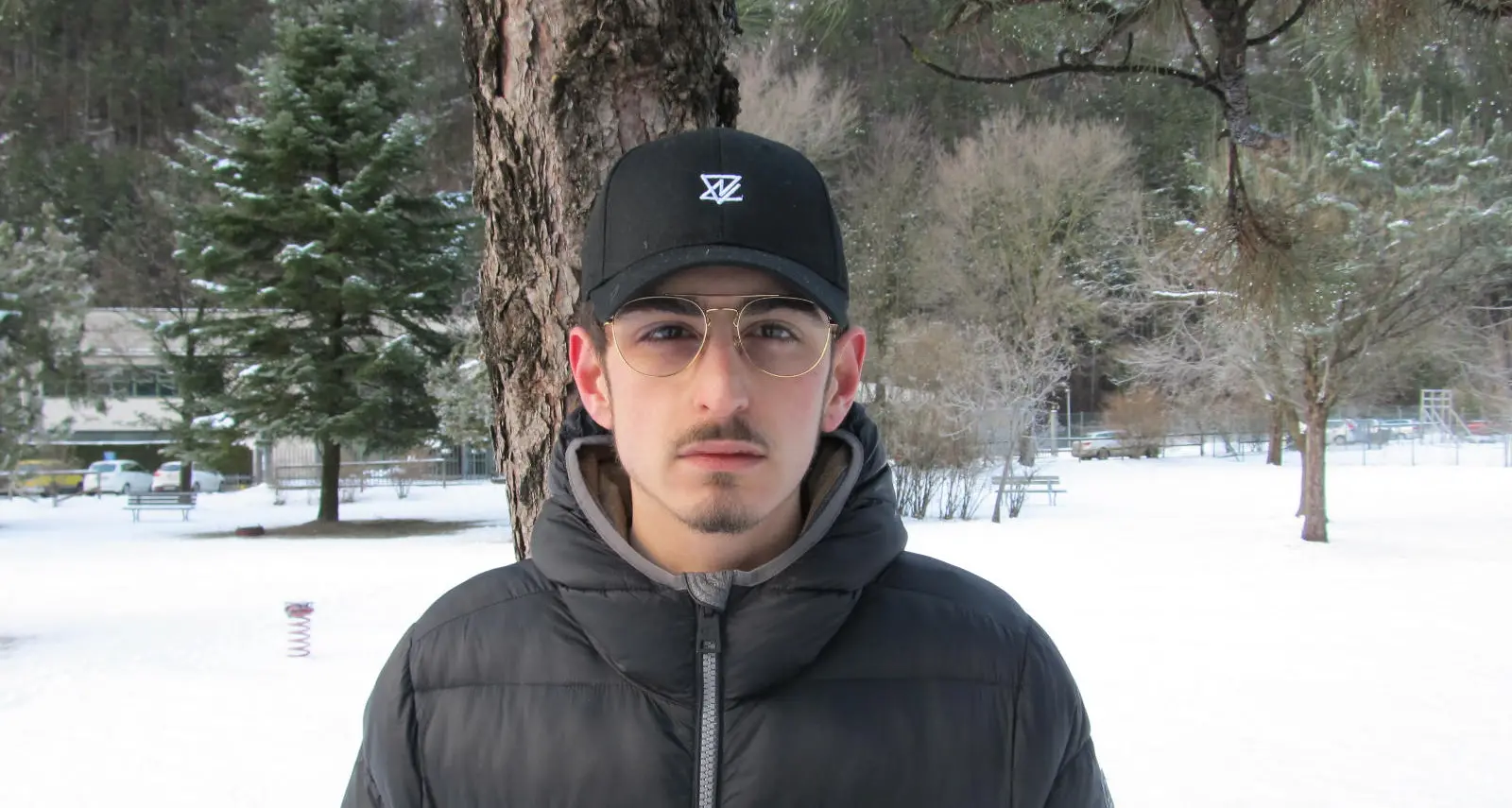 Le rime dirette del rapper Lancia nel videoclip di “Chiudo Barre”