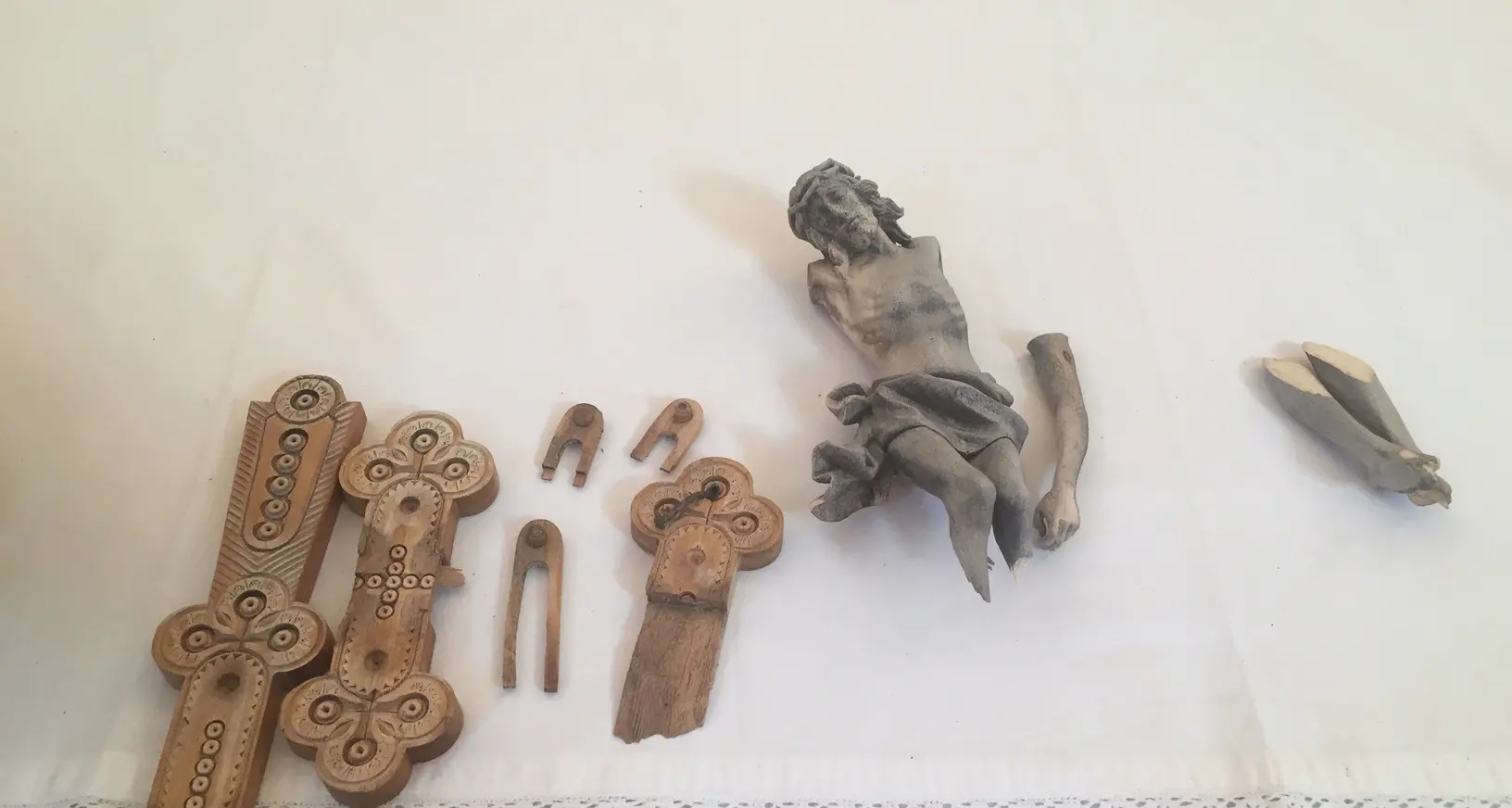 Montevaccino, vandalismi alla chiesa, spaccato un crocifisso