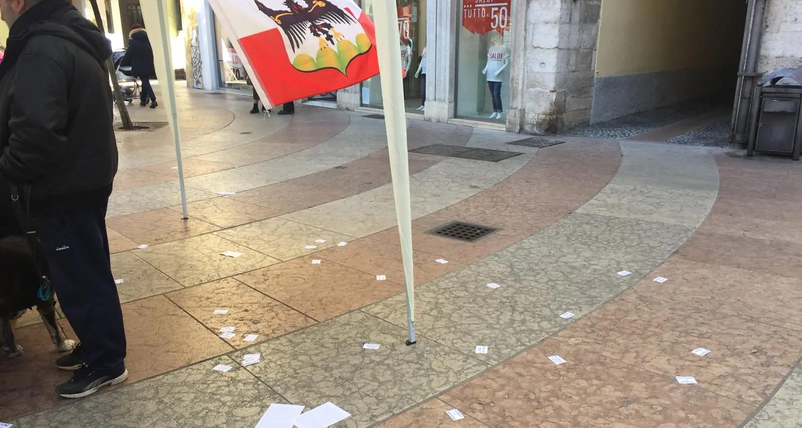 Anarchici contro il gazebo leghista: momenti di tensione in piazza Pasi
