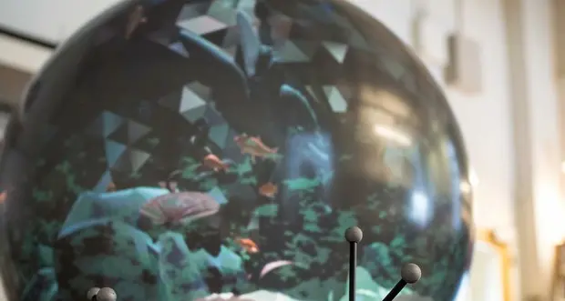 Lo schermo Crystal è una sfera, e l'effetto 3D è perfetto anche in due