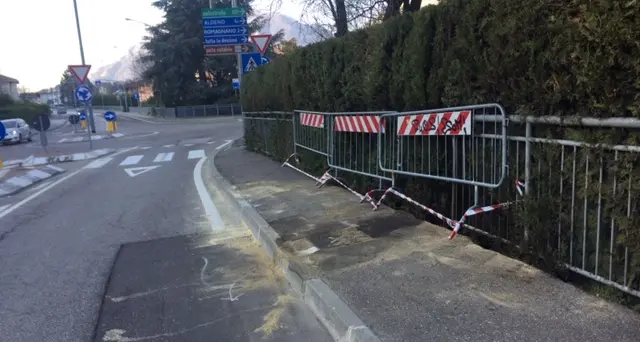 \"Vola\" sulla rotatoria, si ferma in bilico su un giardino, ferito a Mattarello