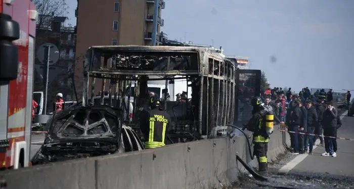 Sequestra bus e gli dà fuoco «Fermare le morti in mare»