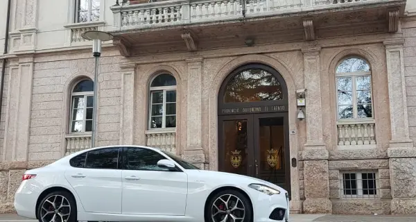 L'autoblu di Fugatti è... bianca Una Giulia da 944 euro al mese