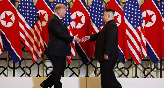 Trump e Kim ad Hanoi, la stretta di mano tra i due leader
