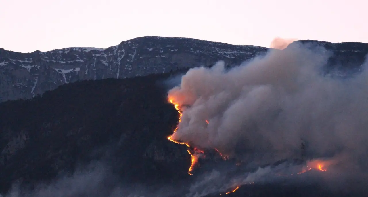 Bosco in fiamme in valle dei Laghi Pompieri al lavoro sul Doss del Ghirlo