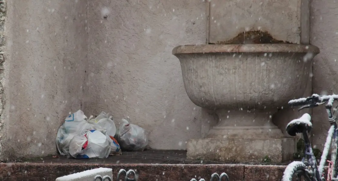 Sacchi di rifiuti abbandonati davanti al municipio