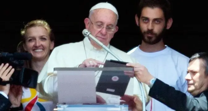 Il Papa promuove i social e lancia la «app» per pregare