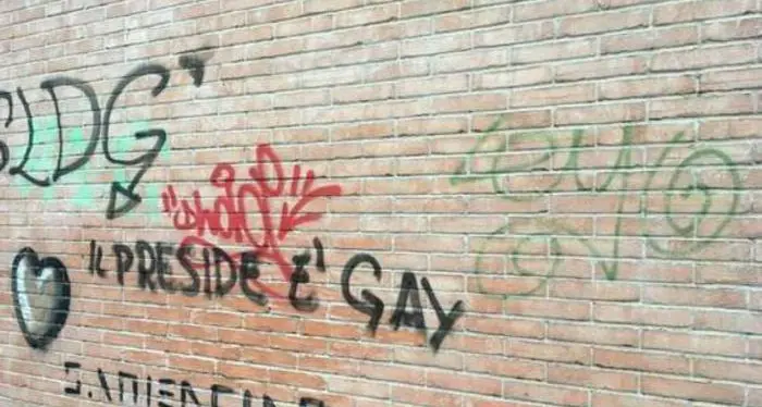 Scritta fuori dal liceo: «Il preside é gay», e lui: «La lascerò lì»