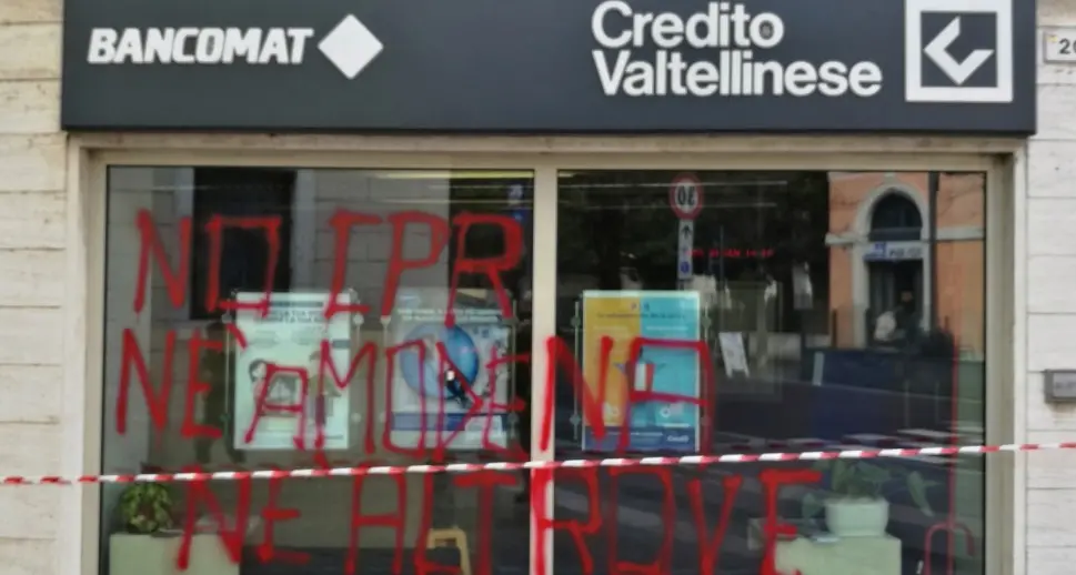 Scritte e vetri rotti La banca nel mirino