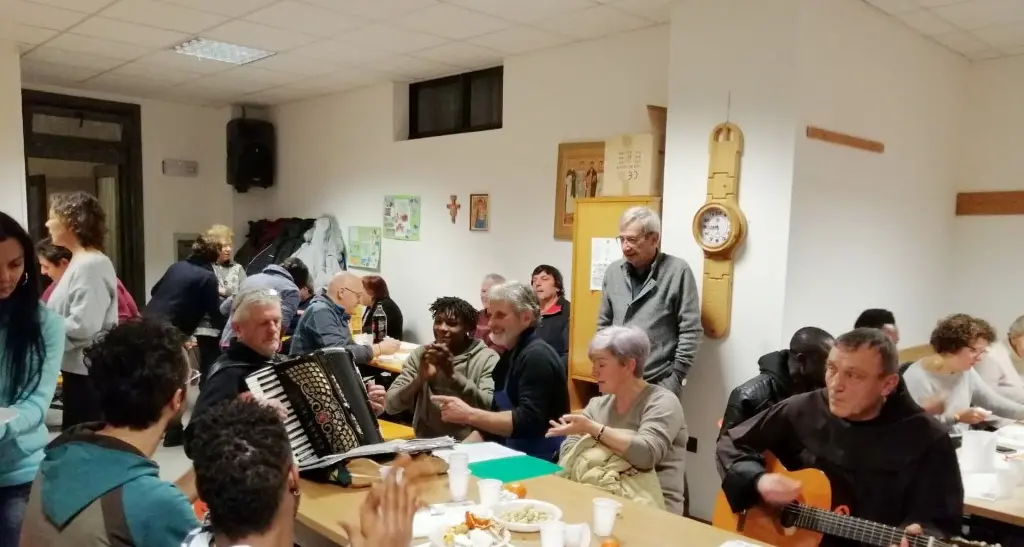Una cena di solidarietà per salutare i profughi
