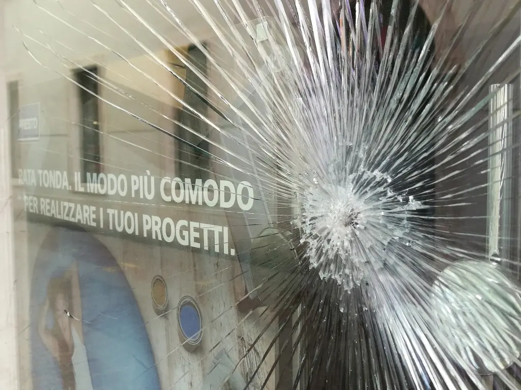 Rovereto vandalismo anarchici banca credito valtellinese corso Rosmini