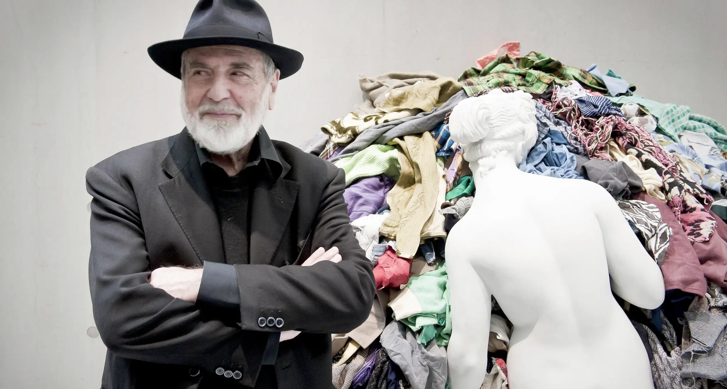 La nuova mostra di Pistoletto metà con le sue opere e metà quelle del padre