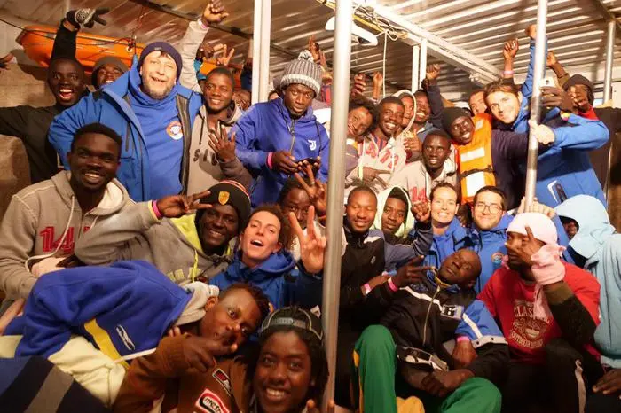I migranti a bordo della nave Jonio festeggiano e si preparano a sbarcare al molo di Lampedusa, 19 marzo 2019. +++ TWITTER ++++++ ATTENZIONE LA FOTO NON PUO' ESSERE PUBBLICATA O RIPRODOTTA SENZA L'AUTORIZZAZIONE DELLA FONTE DI ORIGINE CUI SI RINVIA+++ ++HO - NO SALES EDITORIAL USE ONLY++