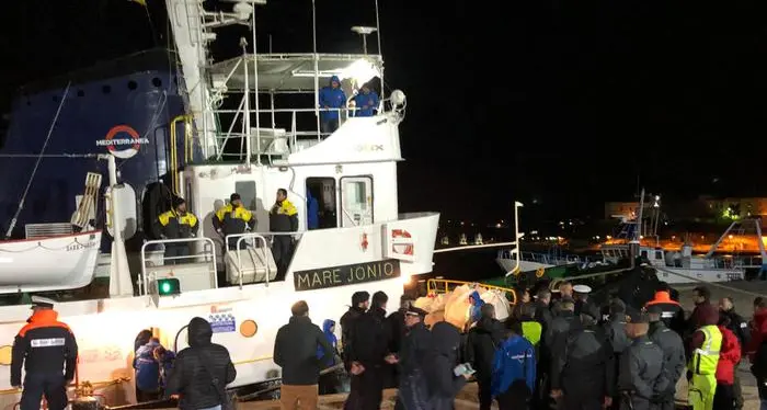 Mare Jonio sbarca i migranti a Lampedusa