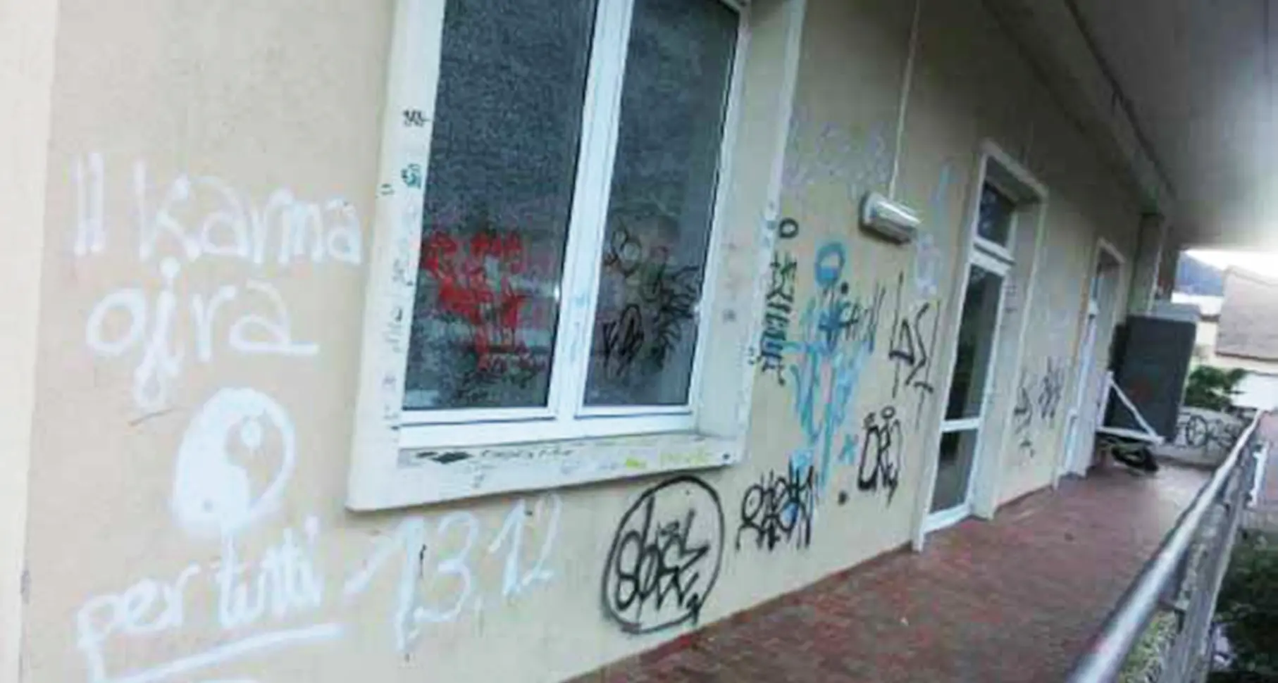 Dro, scritte sui muri del centro culturale