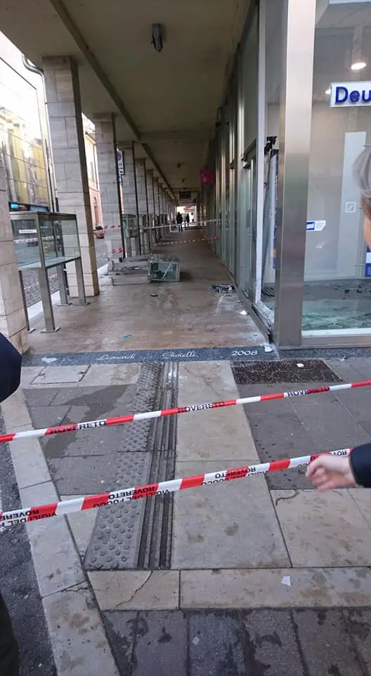 Con l'auto dentro la banca Incidente in corso Rosmini