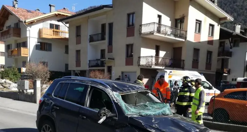 Scontro tra due auto a Bondo: feriti un uomo e una donna