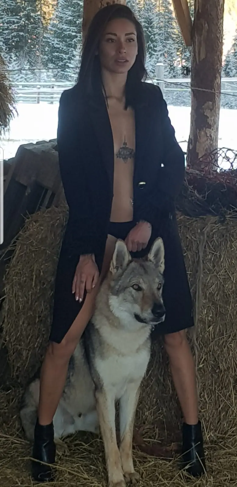Valeria, la sexy modella con i lupi in Val di Fassa