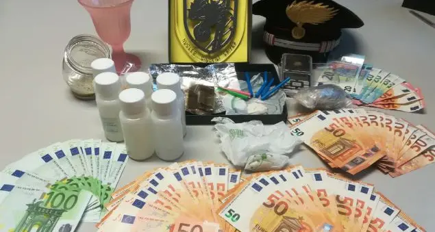 Siringhe al parco: i Carabinieri bloccano lo spacciatore