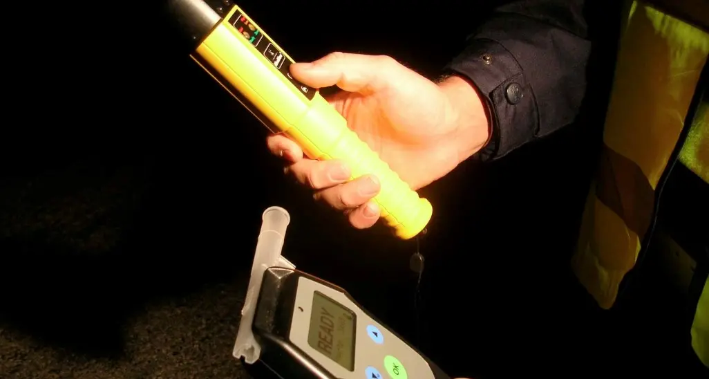 Fermato in auto senza revisione Fugge e poi rifiuta l'alcoltest