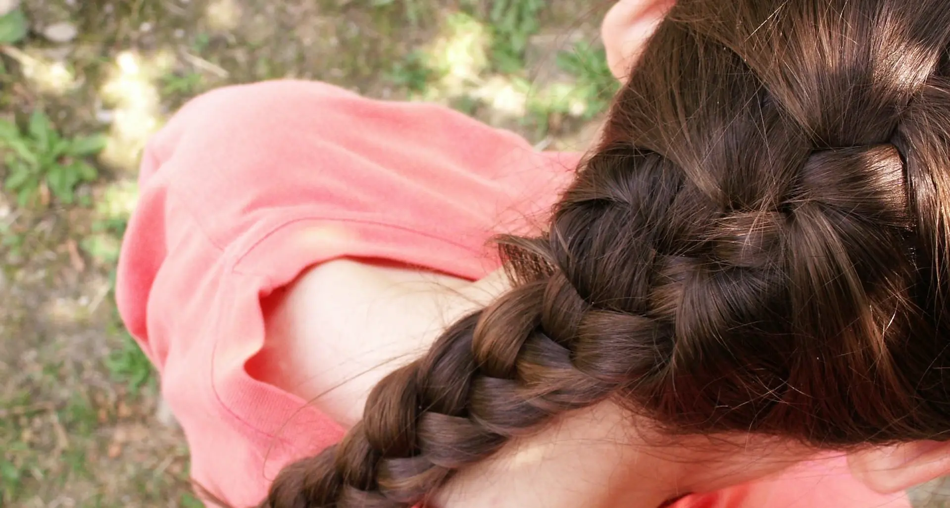 Tagliarsi la treccia per regalare capelli alle donne malate di tumore