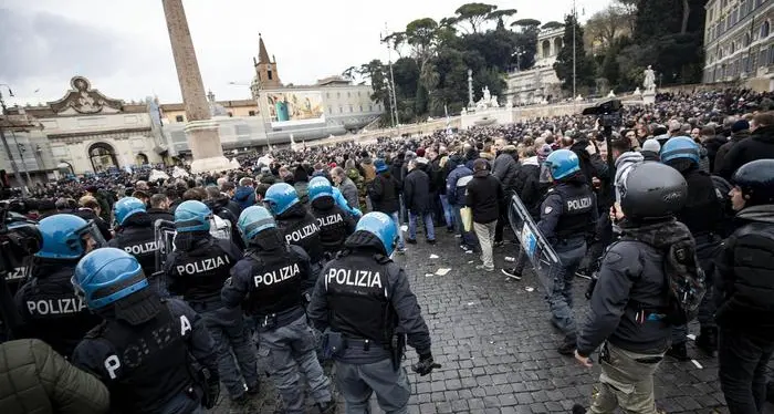 Lazio-Eintracht, scontri tra tifosi tedeschi e polizia