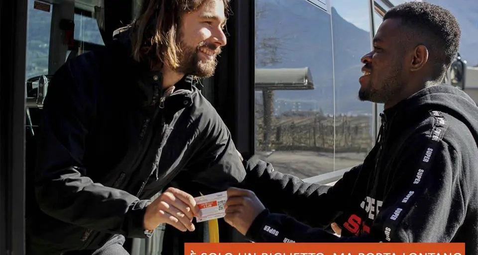 Profughi e abbonamenti al bus: da Astalli colletta per regalargli i biglietti