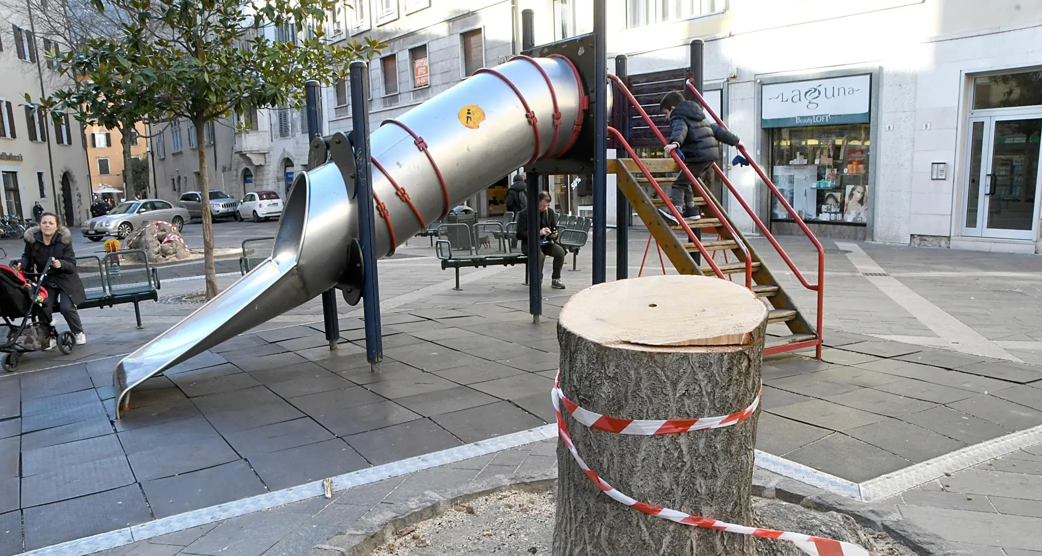 Tagliati gli alberi di piazza Lodron, ma verranno sostituiti