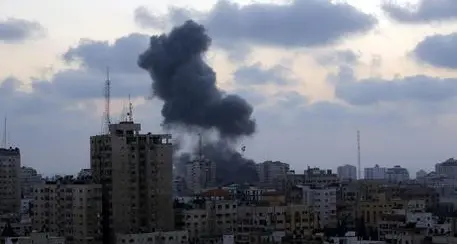 Israele lancia raid aerei su Gaza