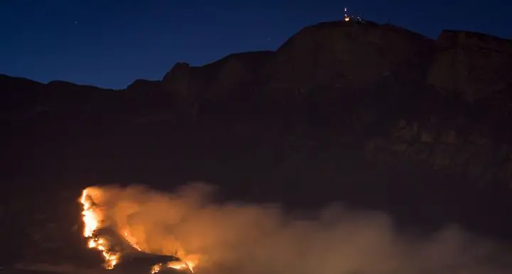 Il grande incendio del Doss del Ghirlo appiccato da un piromane: anche i droni dei pompieri per cercare gli inneschi