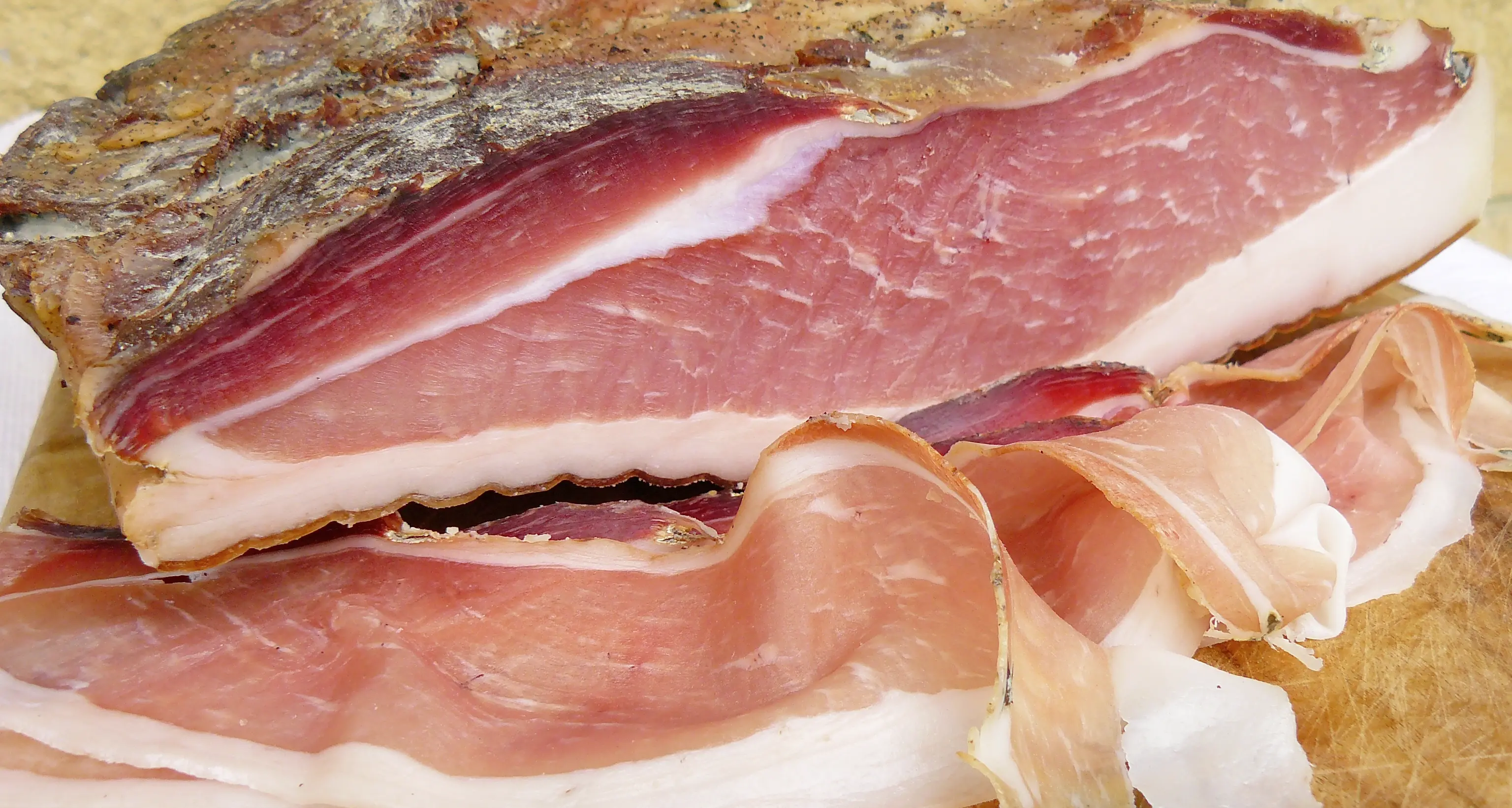 Blitz dei Carabinieri in tre aziende altoatesine sequestrate sei tonnellate di salumi: speck Igp senza provenienza e carne «sospetta»