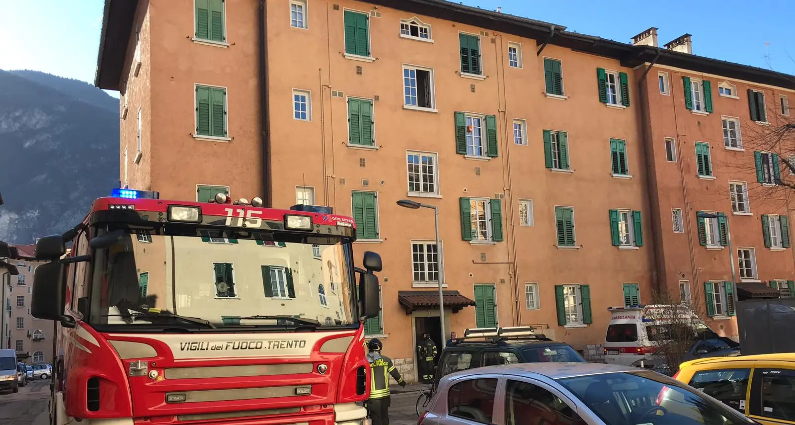 Principio di incendio ai Casoni di via Bronzetti: uomo si salva dal rogo della coperta