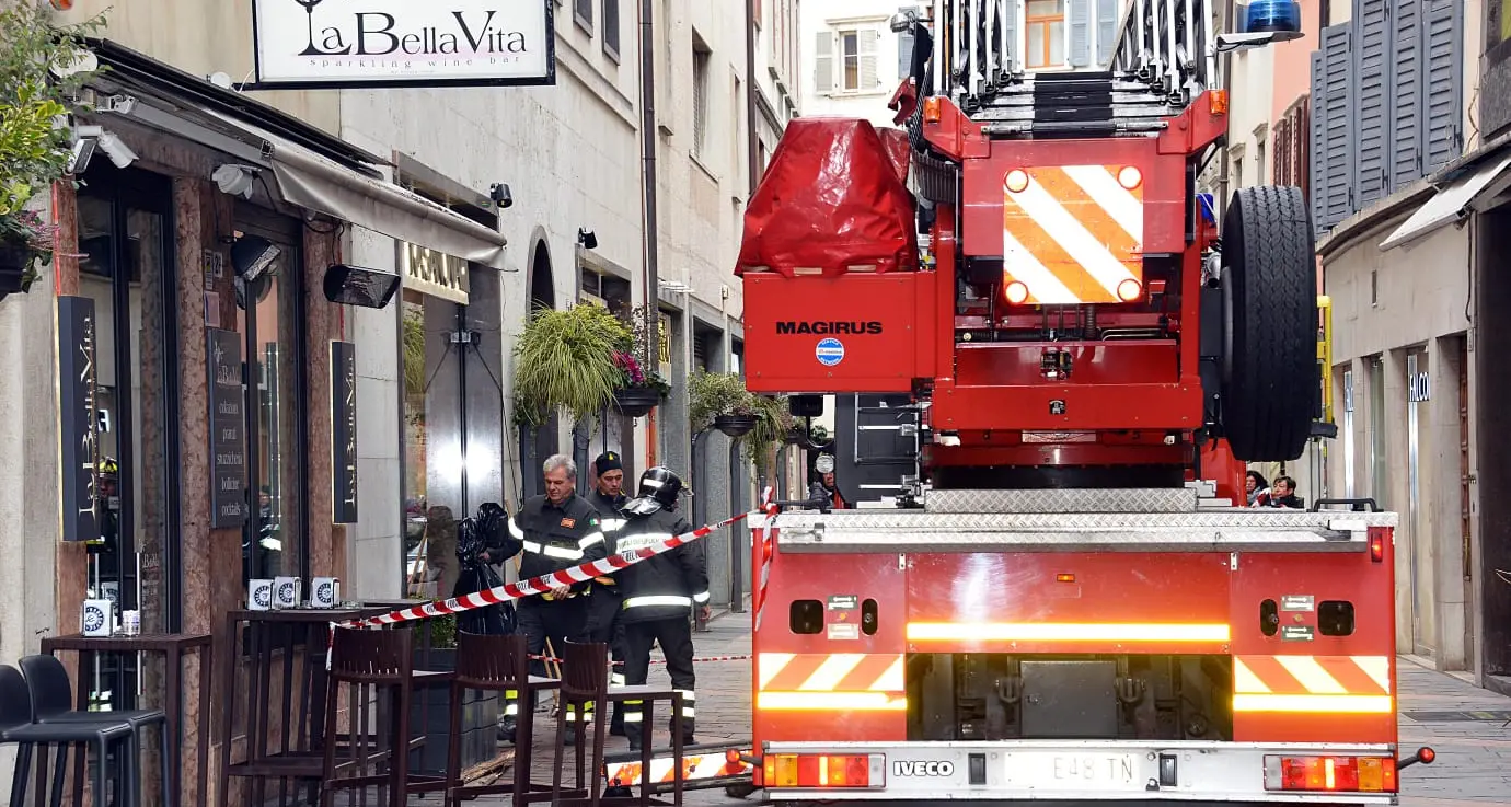 Cadono assi in strada: una donna colpita in via Oriola