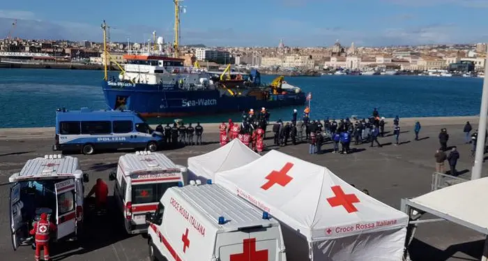 La Sea Watch è a Catania, migranti si abbracciano