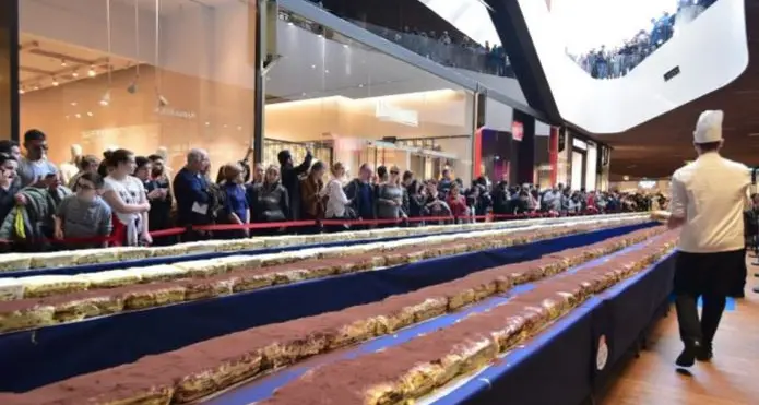 A Milano tiramisu da record con 50 mila savoiardi entra nel Guinness dei primati